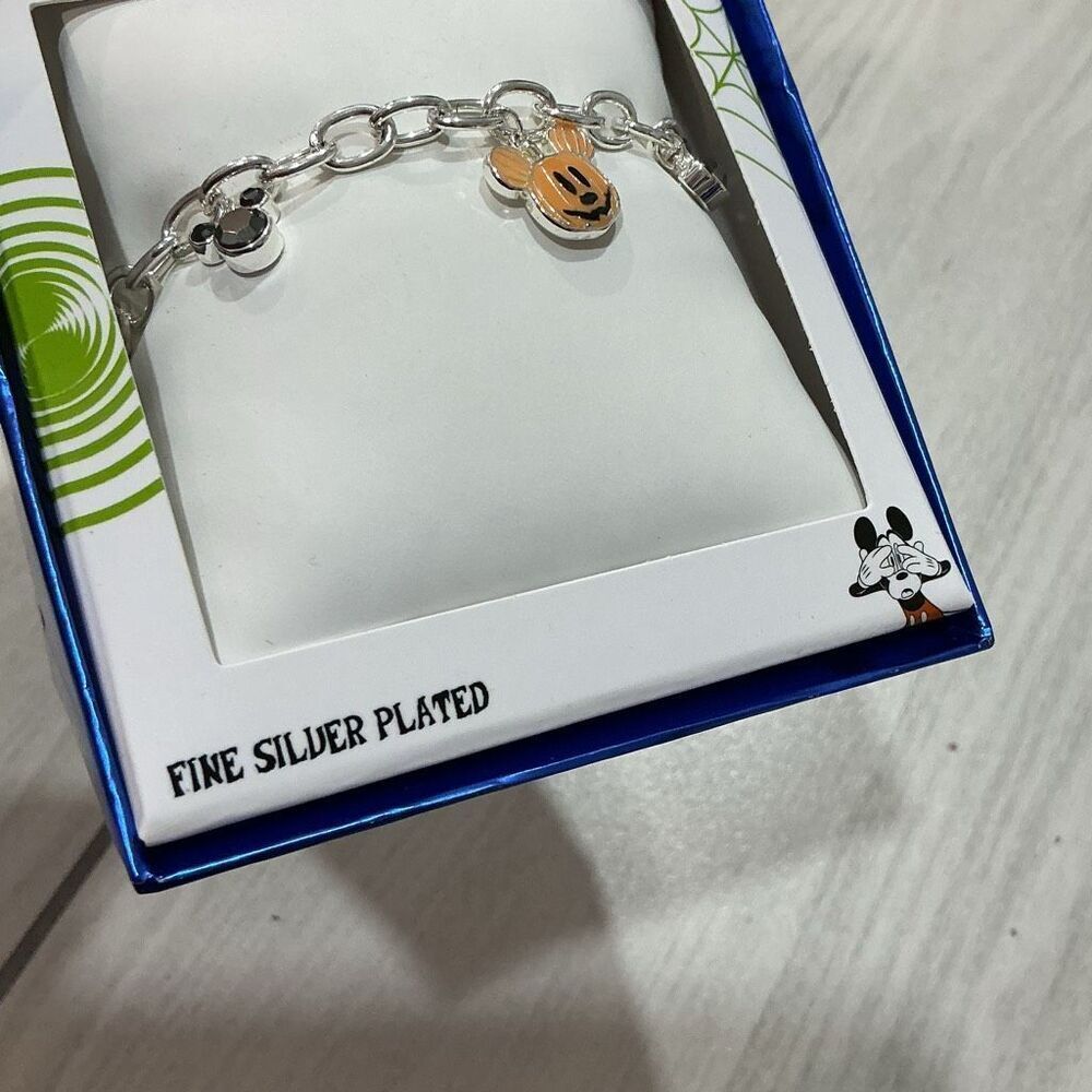 Disney fine silver-plated adjustable charm bracelet featuring a Mickey Mouse jac - Picture 3 of 4